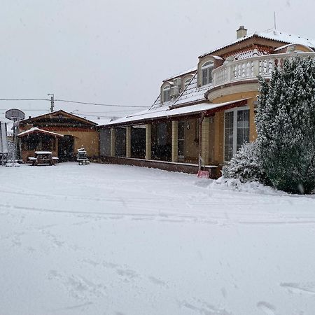 Ambrozia Guesthouse ナジカニジャ エクステリア 写真