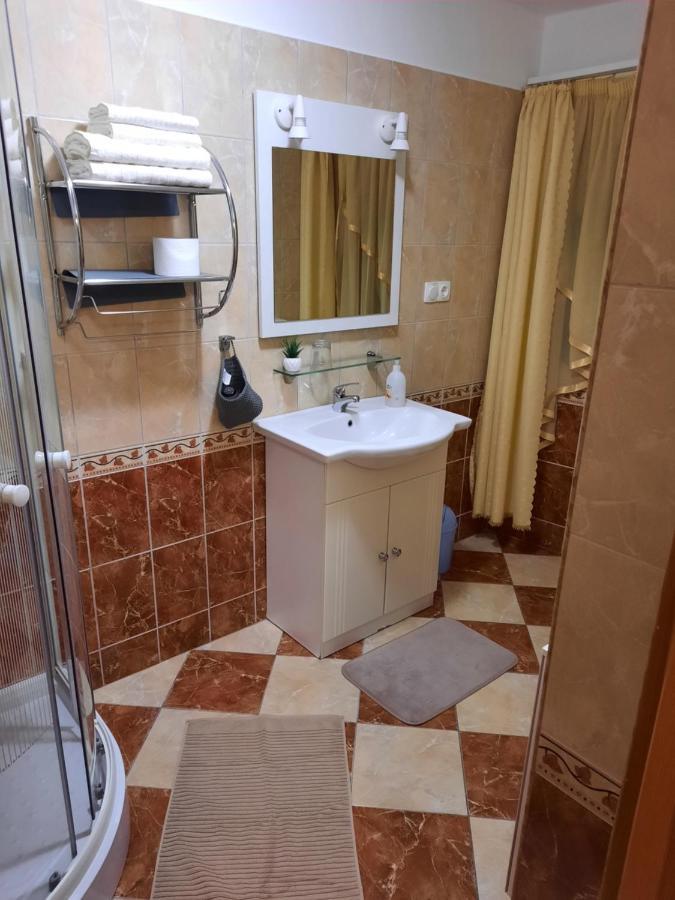Ambrozia Guesthouse ナジカニジャ エクステリア 写真
