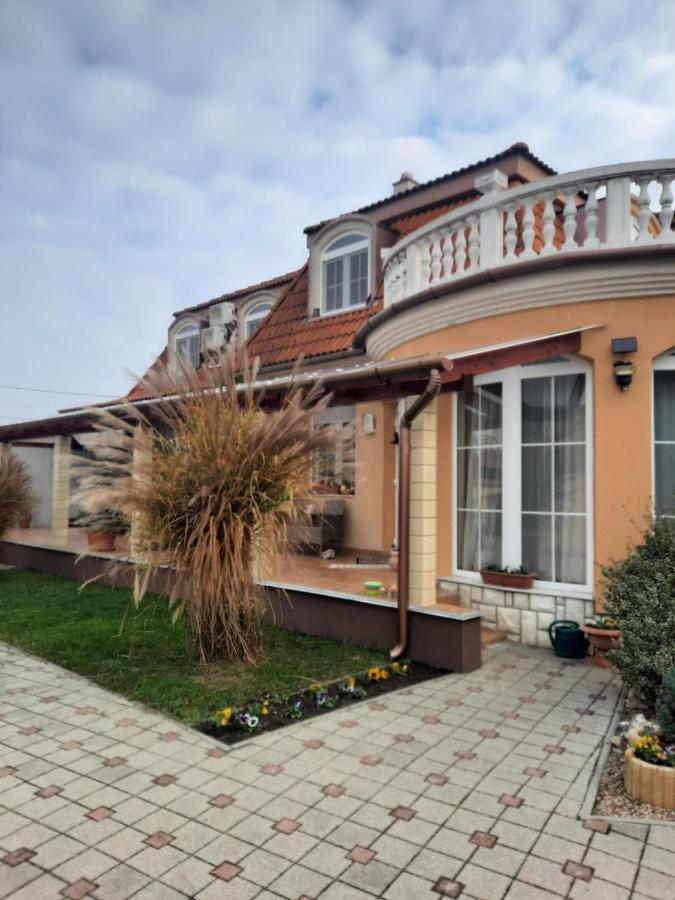 Ambrozia Guesthouse ナジカニジャ エクステリア 写真