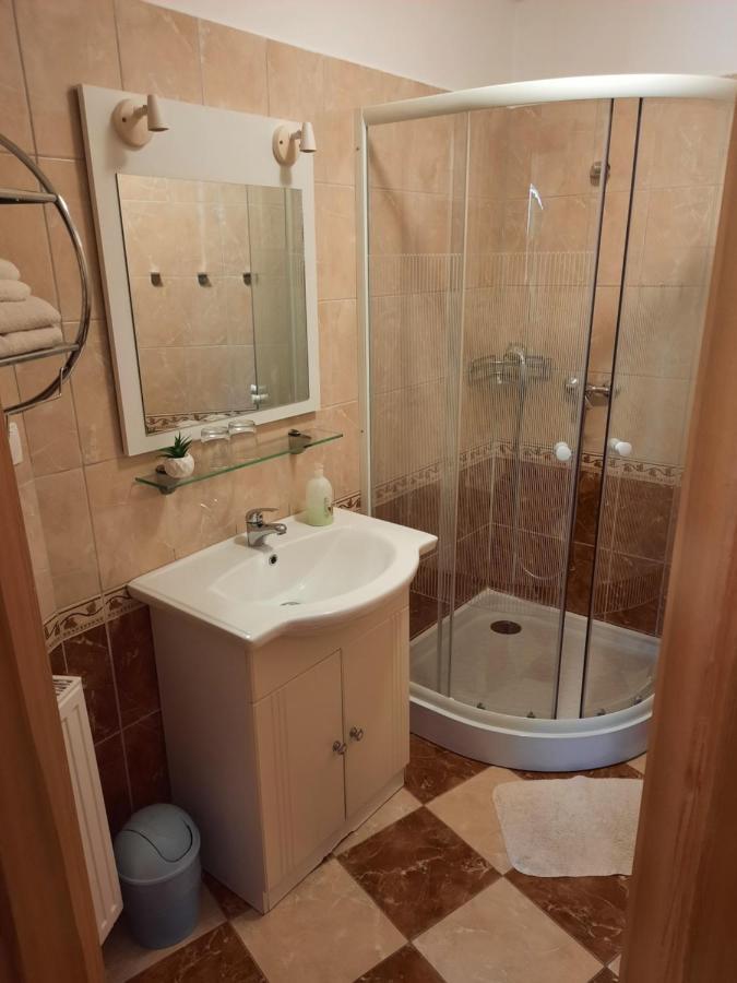 Ambrozia Guesthouse ナジカニジャ エクステリア 写真