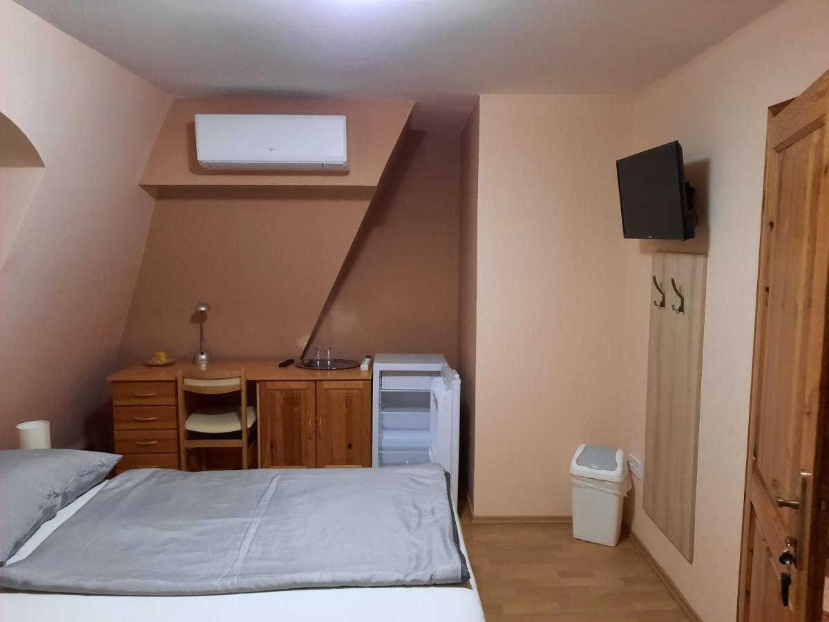 Ambrozia Guesthouse ナジカニジャ エクステリア 写真