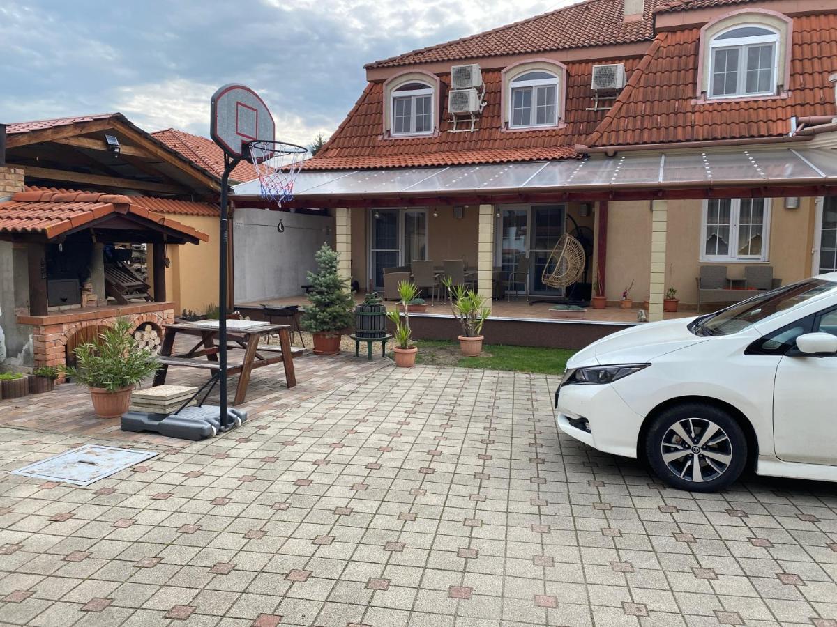 Ambrozia Guesthouse ナジカニジャ エクステリア 写真