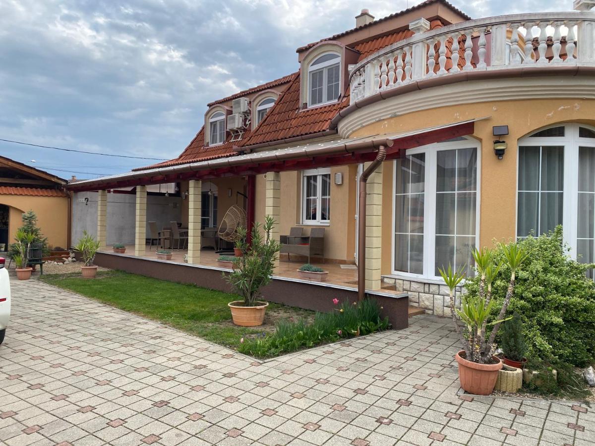 Ambrozia Guesthouse ナジカニジャ エクステリア 写真