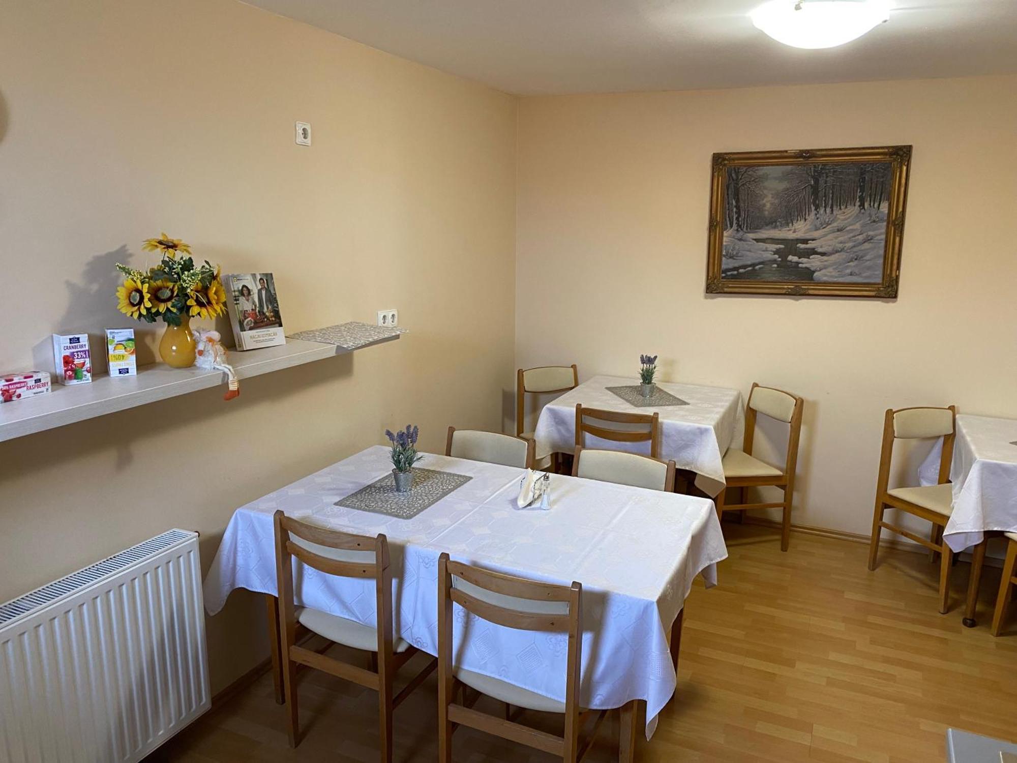 Ambrozia Guesthouse ナジカニジャ エクステリア 写真