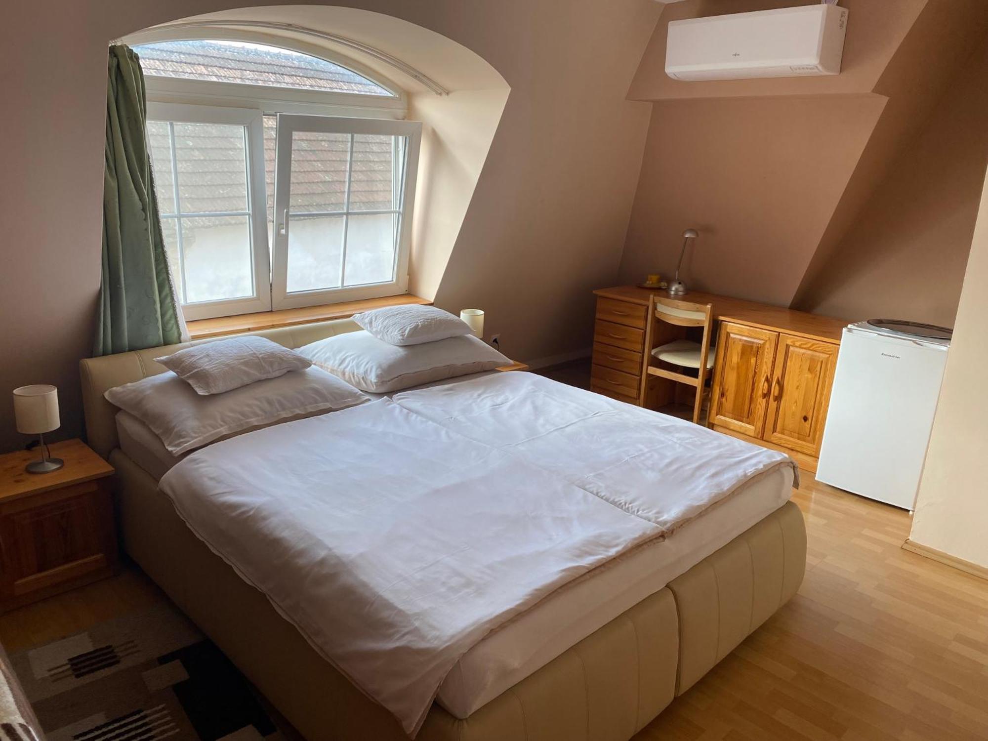 Ambrozia Guesthouse ナジカニジャ エクステリア 写真