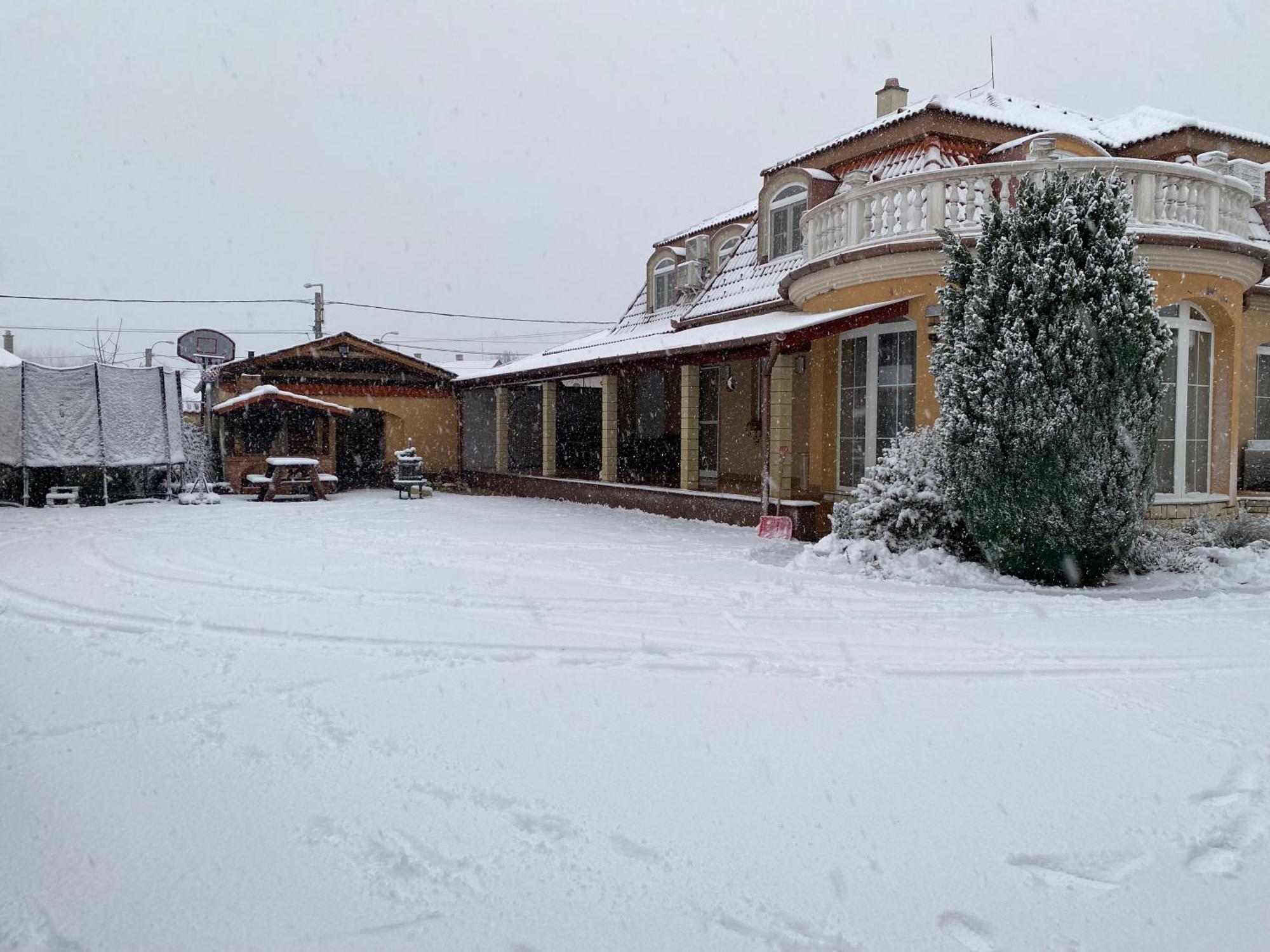 Ambrozia Guesthouse ナジカニジャ エクステリア 写真