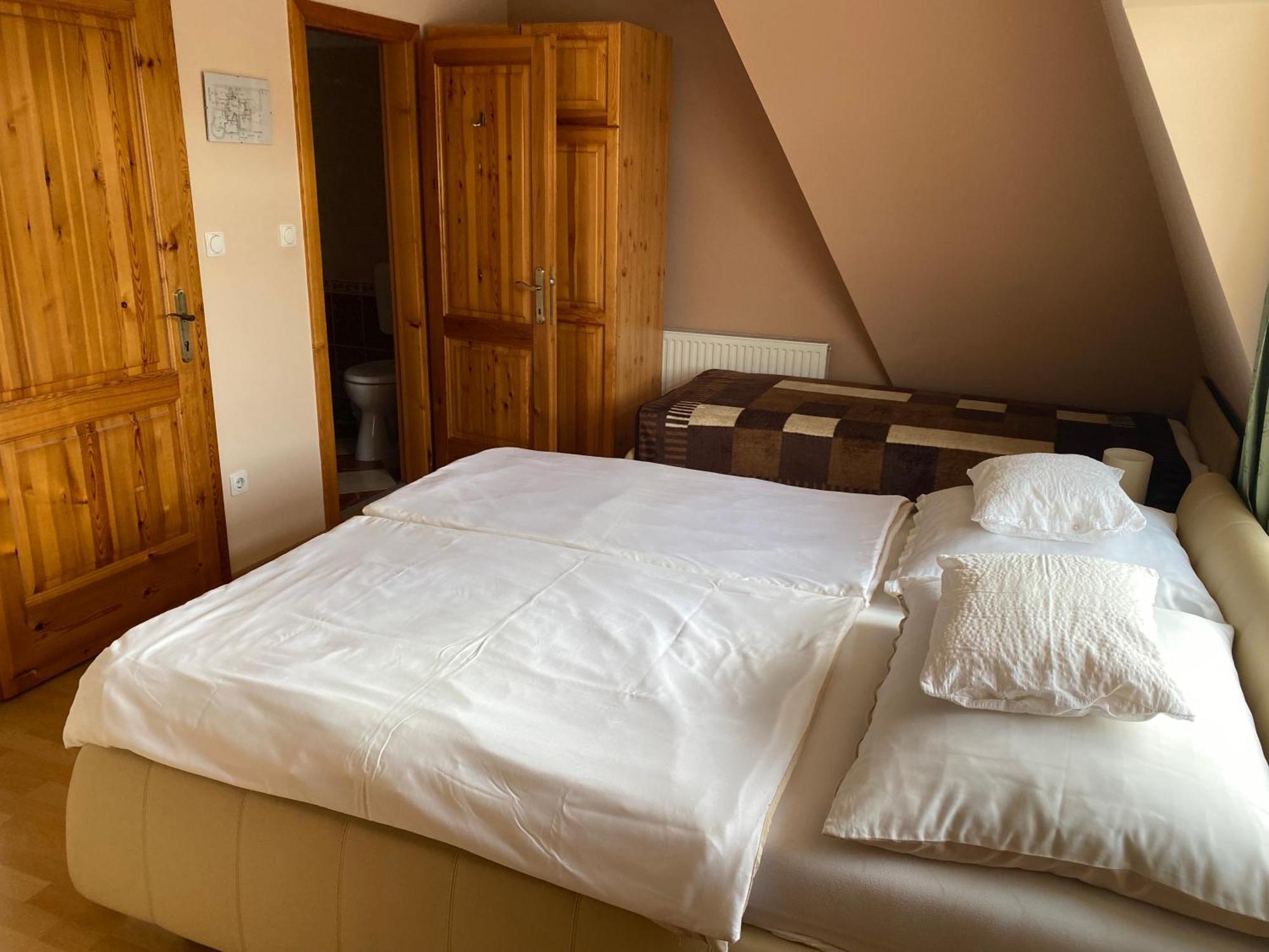 Ambrozia Guesthouse ナジカニジャ エクステリア 写真