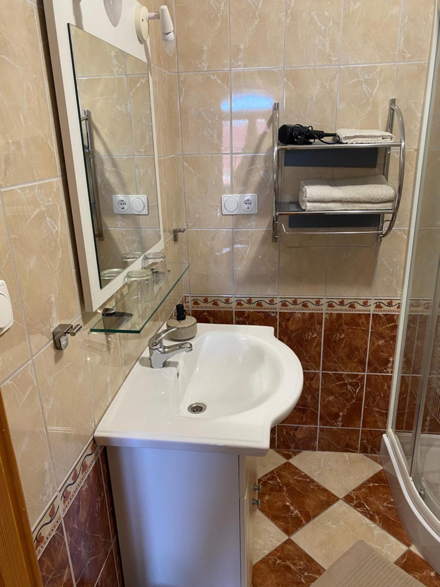 Ambrozia Guesthouse ナジカニジャ エクステリア 写真