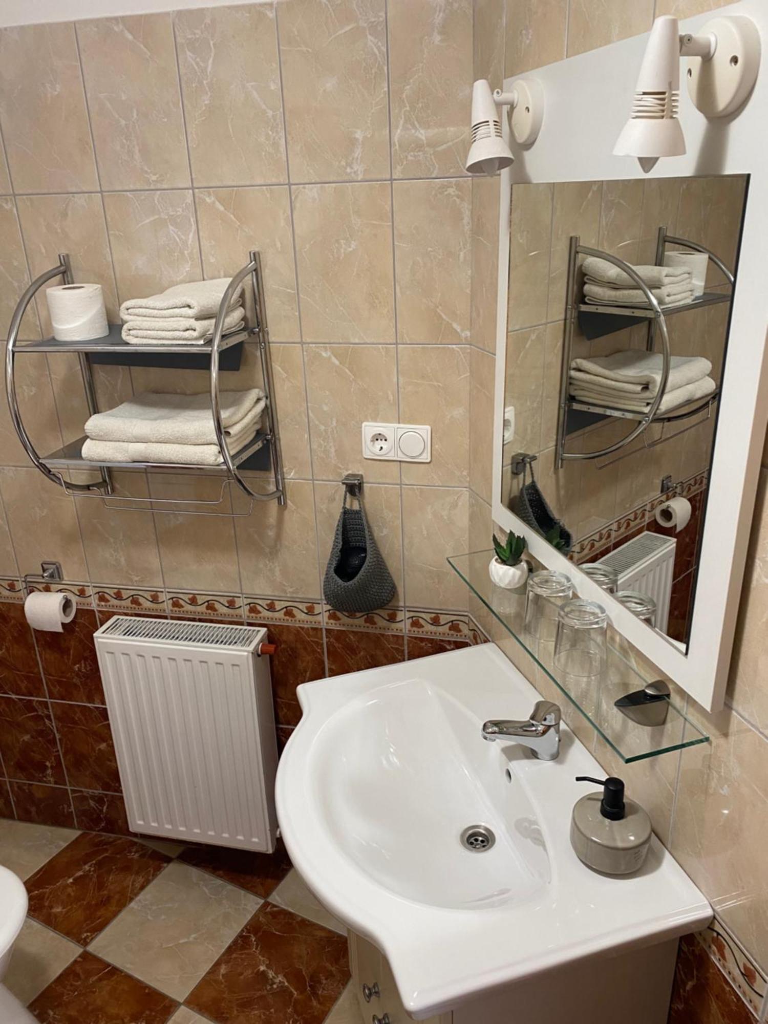 Ambrozia Guesthouse ナジカニジャ エクステリア 写真