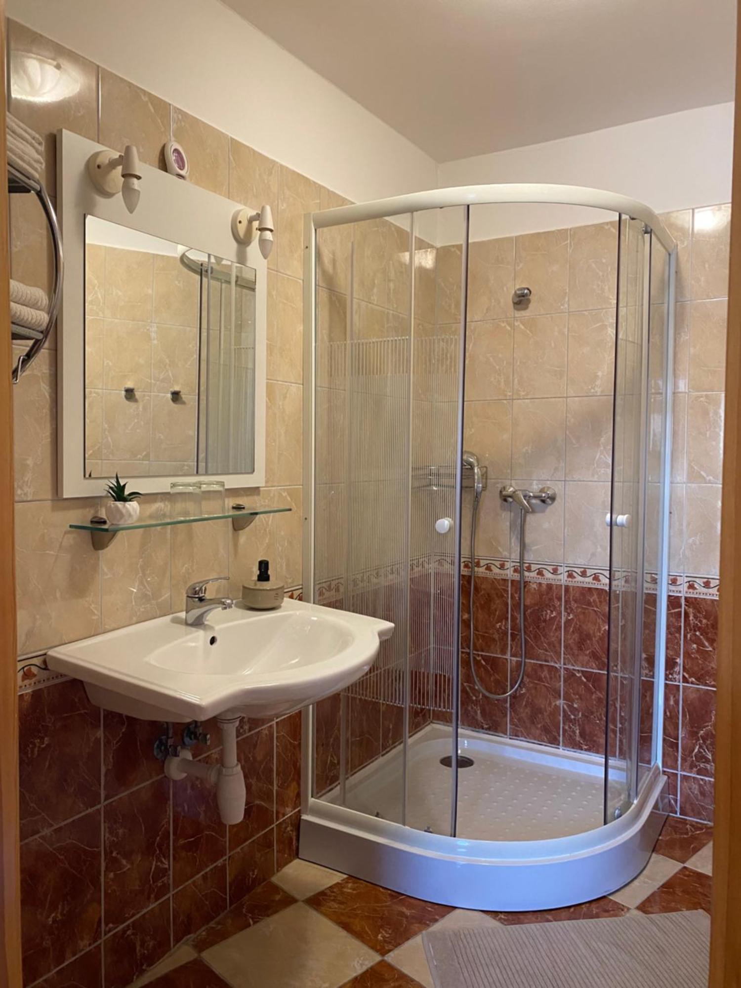 Ambrozia Guesthouse ナジカニジャ エクステリア 写真