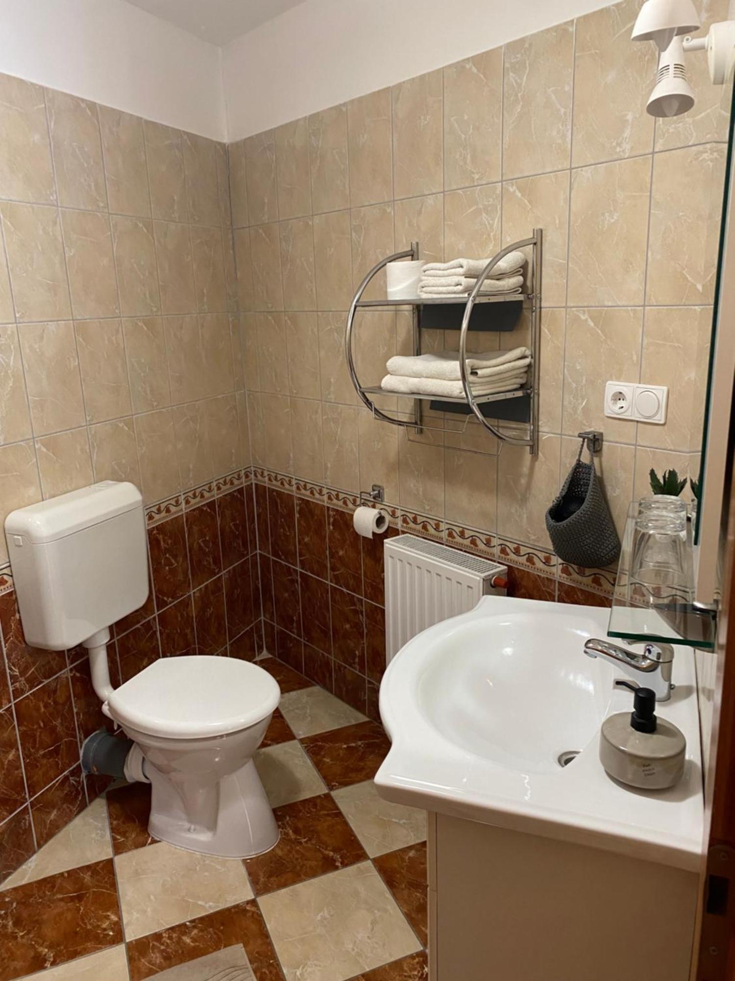 Ambrozia Guesthouse ナジカニジャ エクステリア 写真