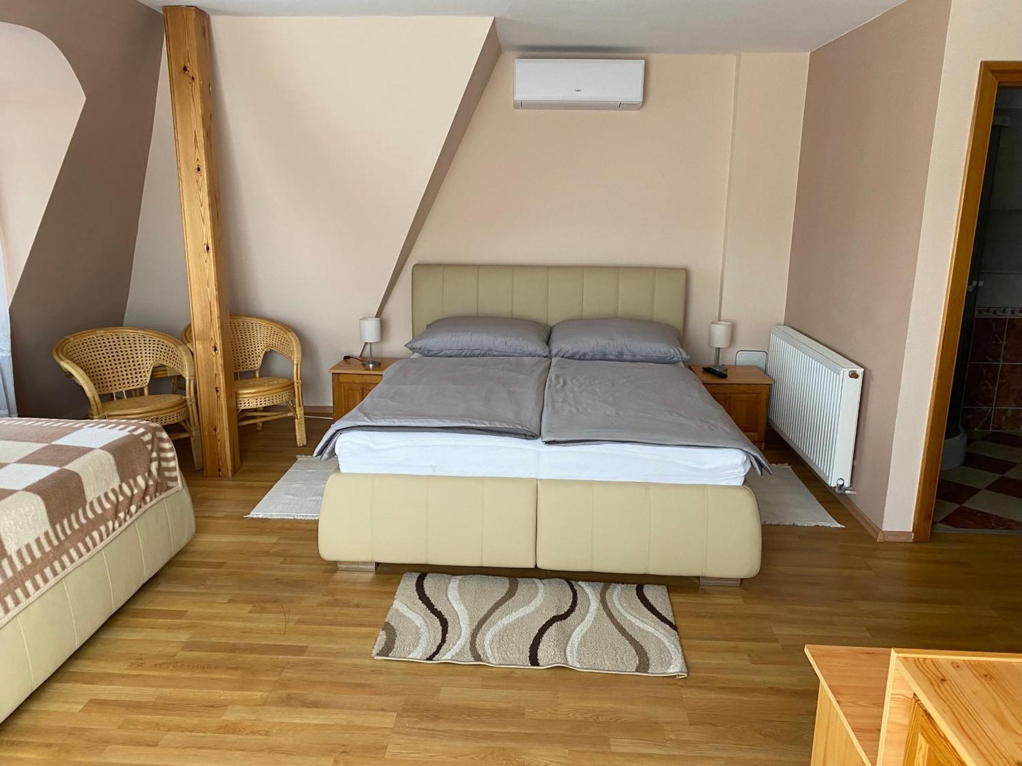 Ambrozia Guesthouse ナジカニジャ エクステリア 写真