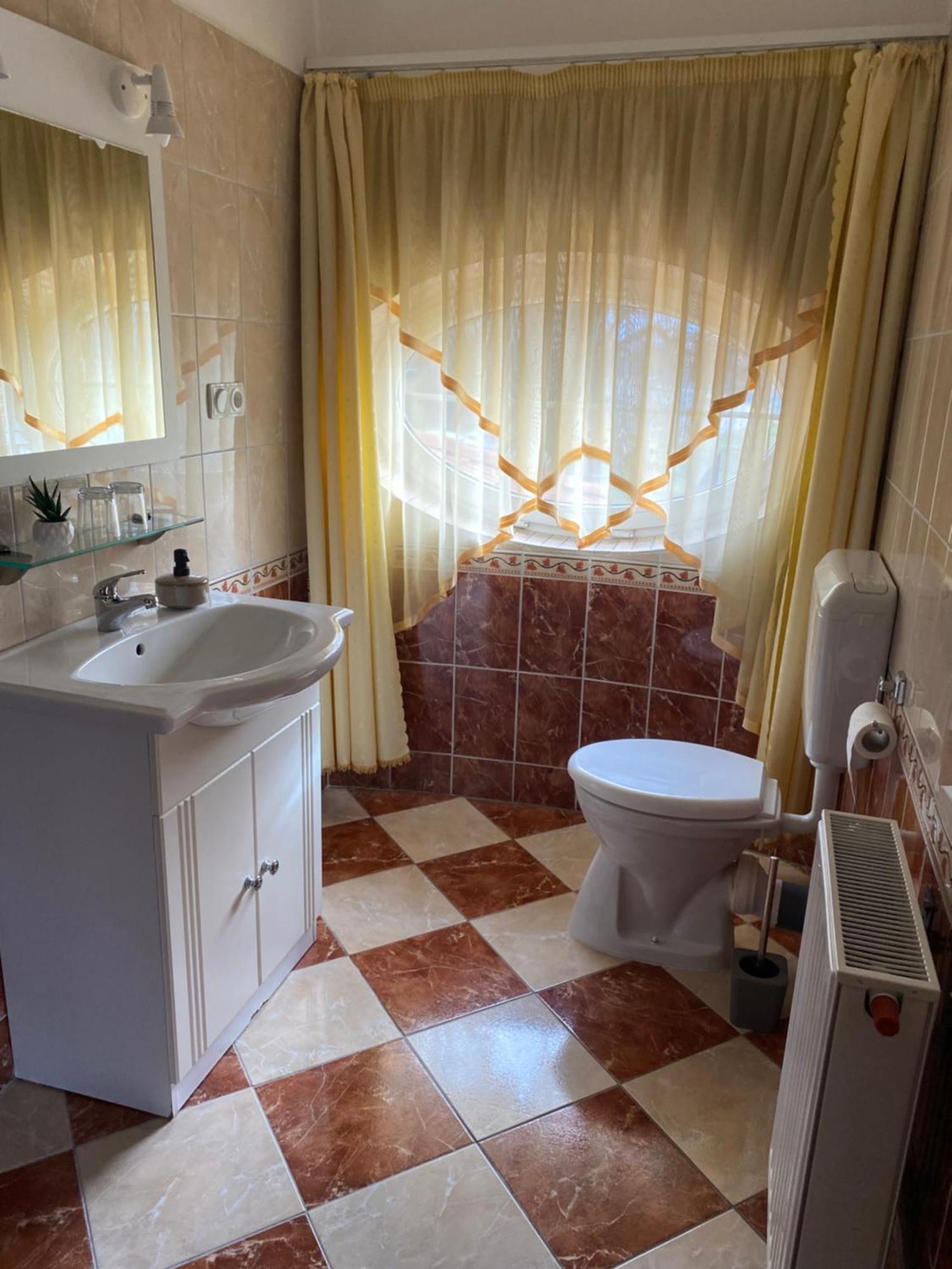 Ambrozia Guesthouse ナジカニジャ エクステリア 写真