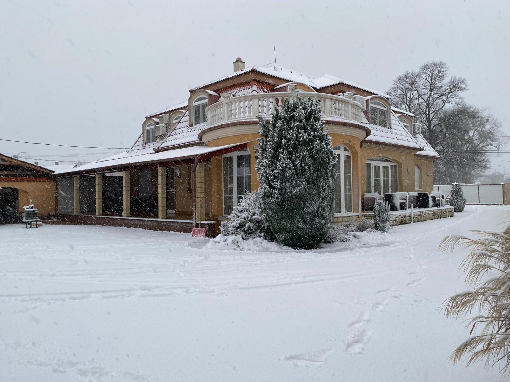 Ambrozia Guesthouse ナジカニジャ エクステリア 写真