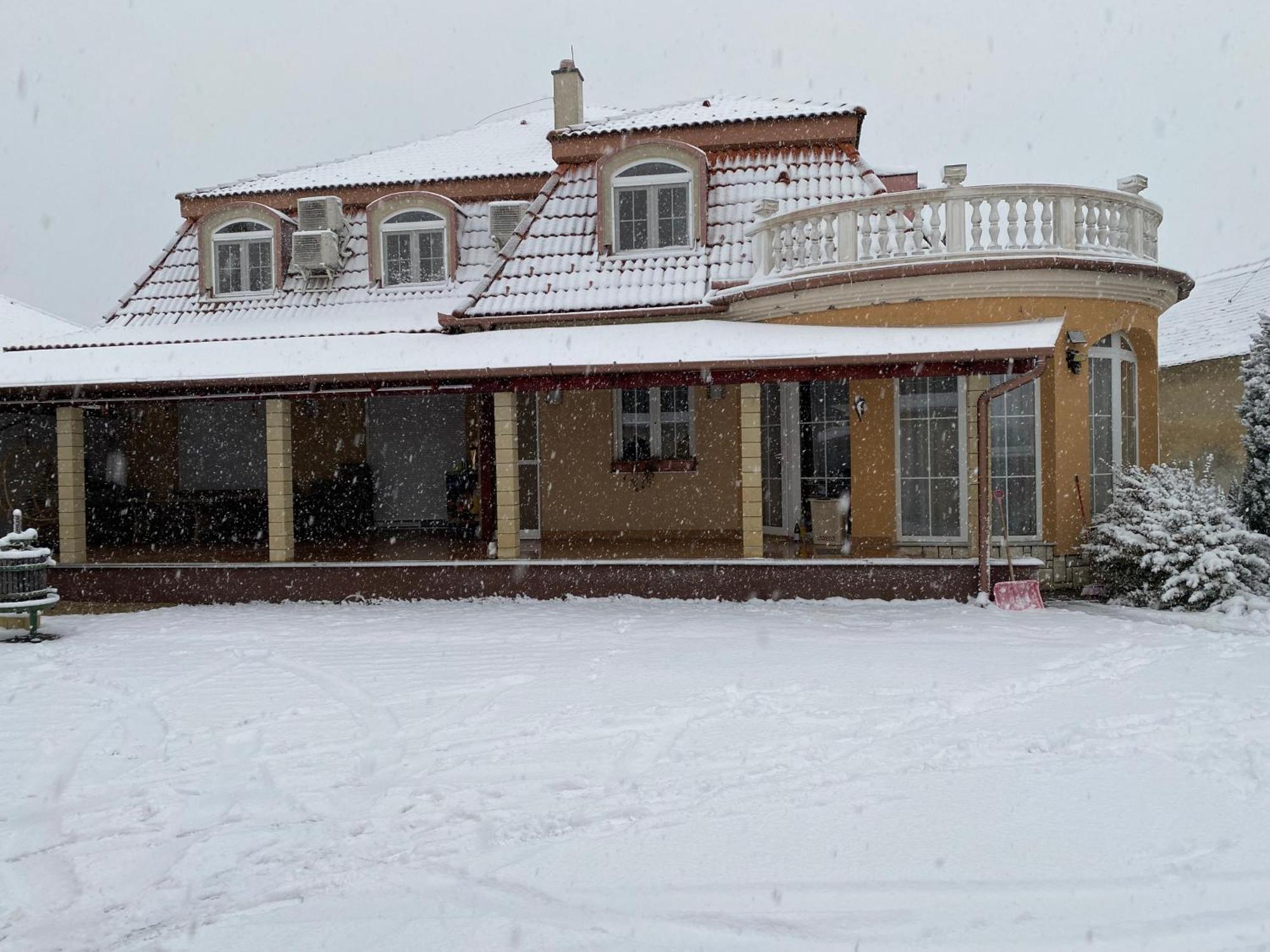 Ambrozia Guesthouse ナジカニジャ エクステリア 写真