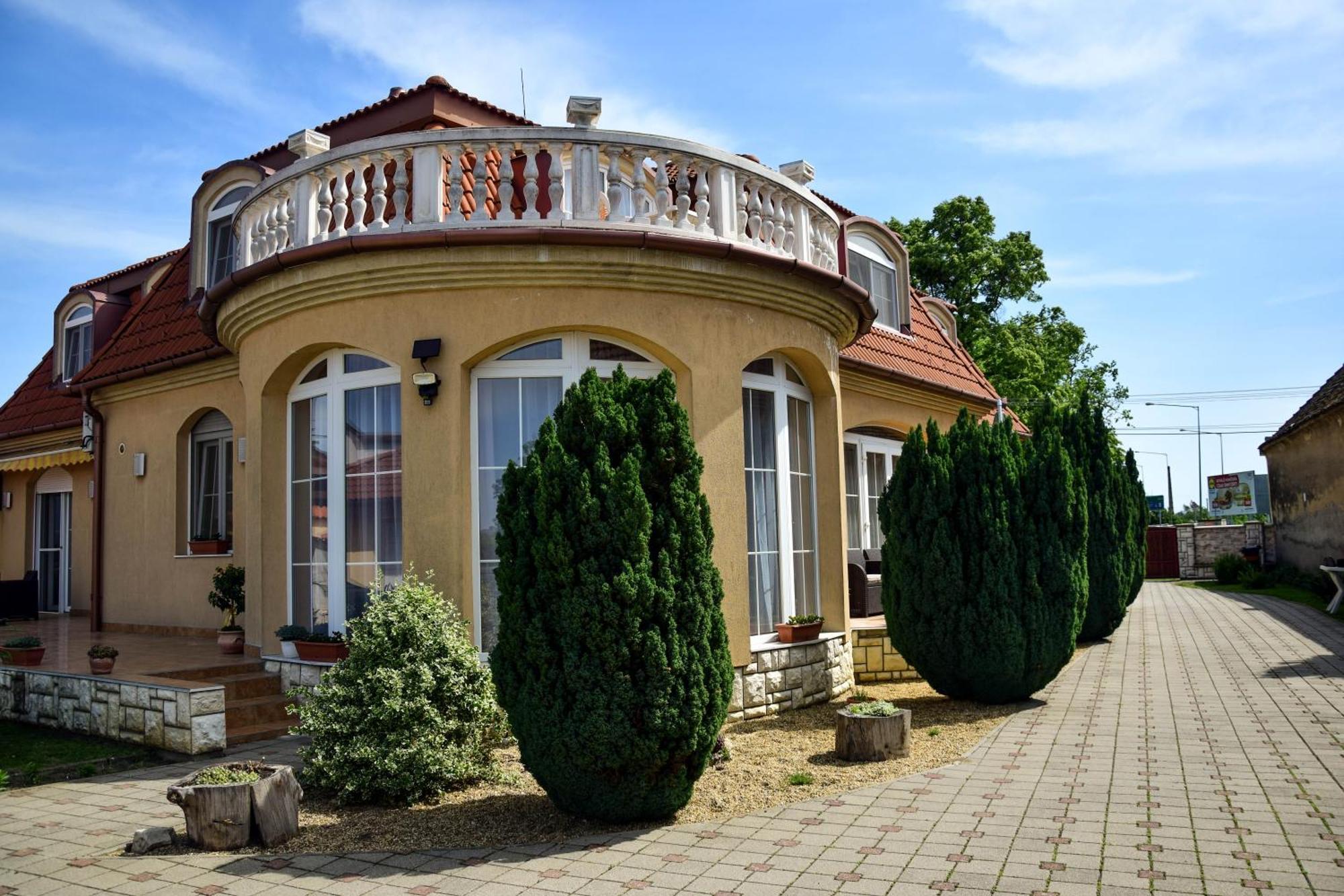 Ambrozia Guesthouse ナジカニジャ エクステリア 写真