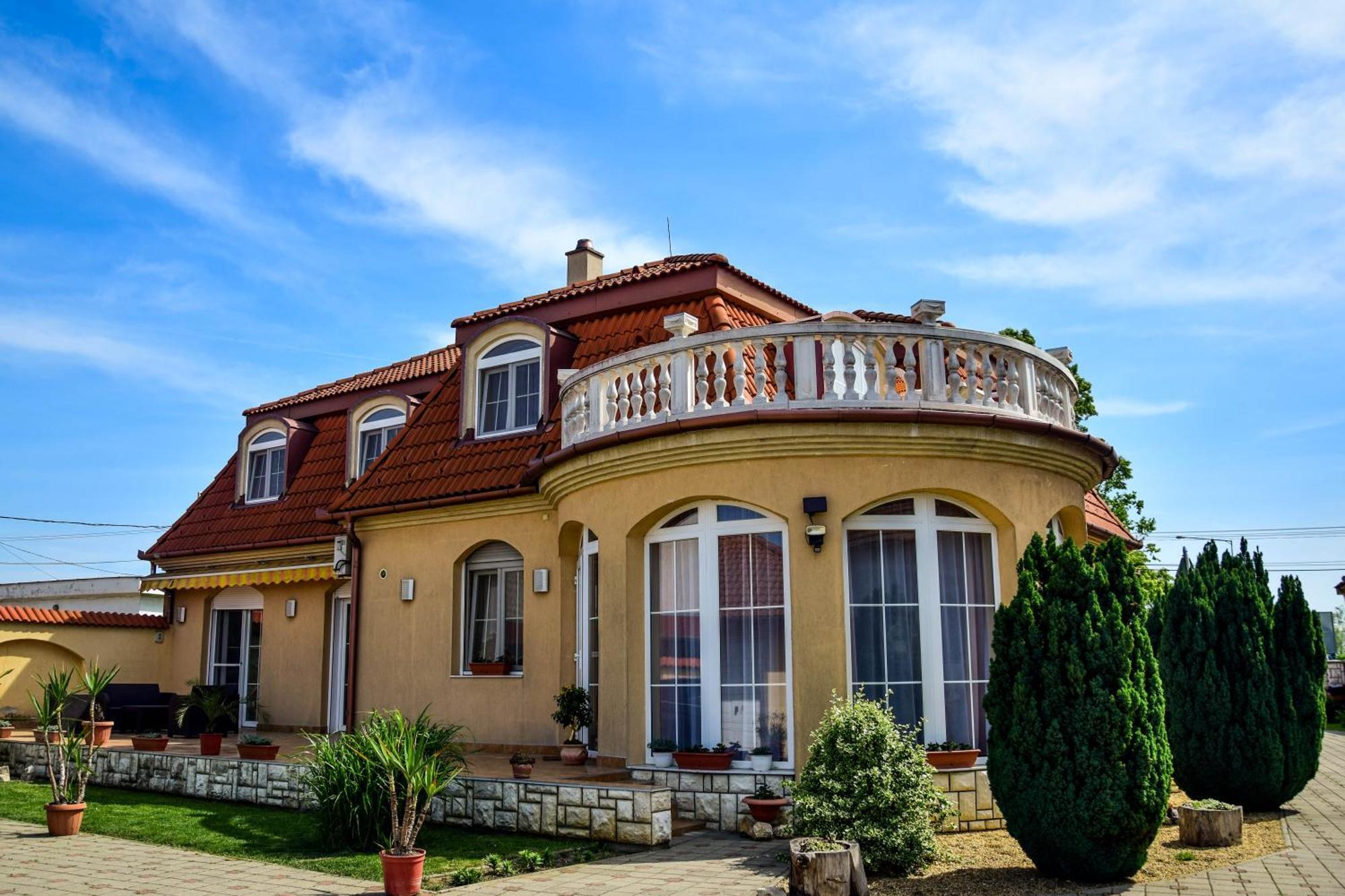 Ambrozia Guesthouse ナジカニジャ エクステリア 写真