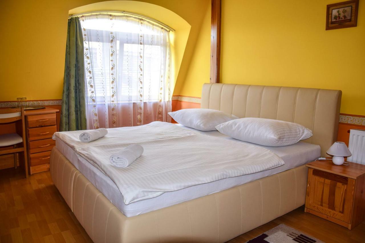 Ambrozia Guesthouse ナジカニジャ エクステリア 写真